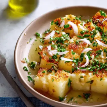 Yuca con Mojo (Yuca With Garlic Sauce)